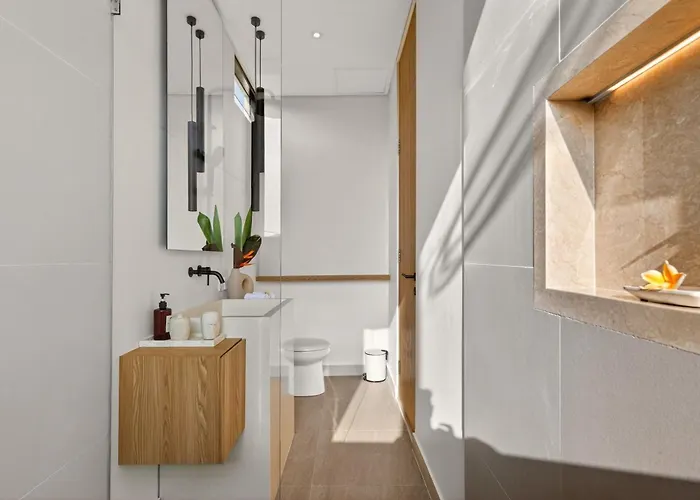 Modern Luxury 3br - Minutes To Kedungu *