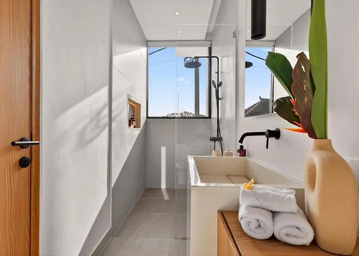 Modern Luxury 3br - Minutes To Kedungu *